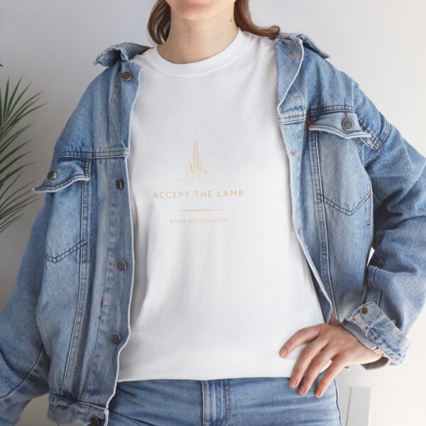 T-Shirt I Accept the Lamb I Subtiel I Licht en fijn gouden logo I Unisex I Casual - Afbeelding 3