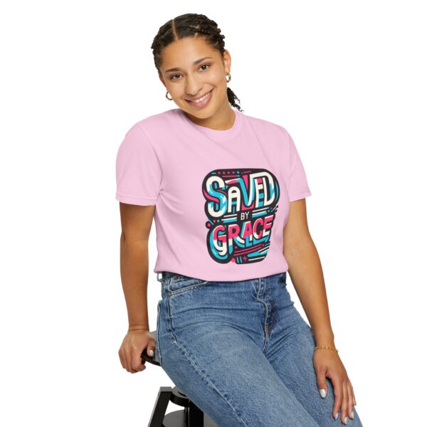 Grafisch T-shirt I Saved by Grace I Unisex T-shirt I Kleurrijk - Afbeelding 4