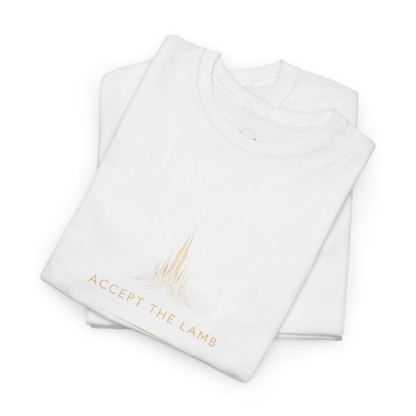 T-Shirt I Accept the Lamb I Subtiel I Licht en fijn gouden logo I Unisex I Casual - Afbeelding 4
